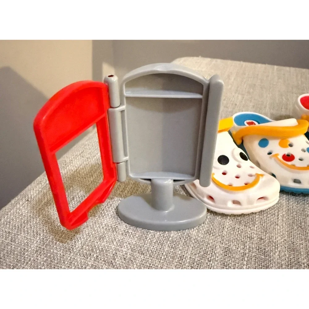 🍟 McDonald’s Happy Meal Toys Lot Mini Crocs Keychains + Drive-Thru Stand & Tray